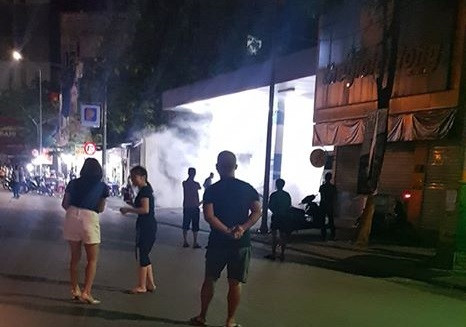 Người dân hiếu kỳ đứng lại xem nhân viên cây xăng dập lửa.