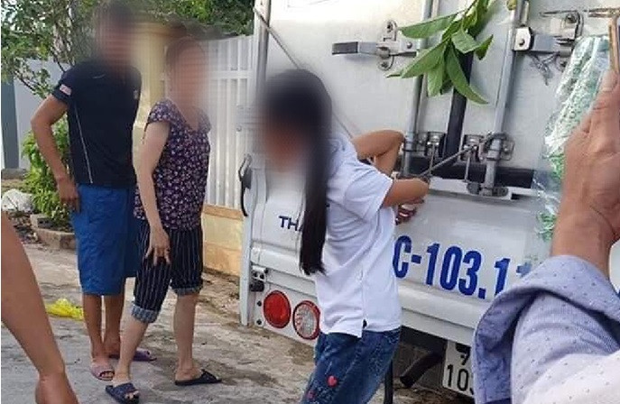 Be 12 tuoi bi troi vao duoi xe tai: Ghe so me Viet “day con”