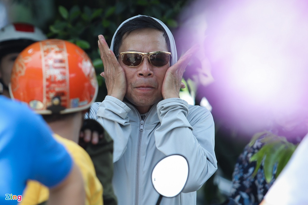 Anh Hiển đứng 15 phút đón con, liên tục lau mồ hôi chảy xuống mặt. Con anh học lớp 7, vừa học trên trường, vừa học online ở nhà. "Do ảnh hưởng dịch bệnh, các cháu phải đi học đúng mùa hè. Hôm nay là ngày nóng nhất từ đầu tháng tới giờ, tôi đứng đây một lúc đã thấy nóng bức. Mong sao những ngày tới, thời tiết dễ chịu hơn, chứ cũng khó có biện pháp để tránh nóng cho các con", anh chia sẻ.