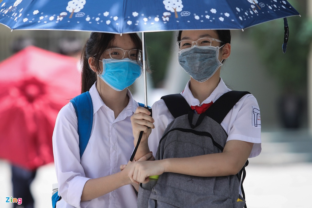 Hai bạn Trúc Linh và Hồ Linh nhanh chân ra về sau khi tan học. Trúc Linh nói: "Trong lớp học có điều hoà nên chúng em học tập bình thường. Đi học mùa hè nóng nhất là lúc tan trường và học thể dục".