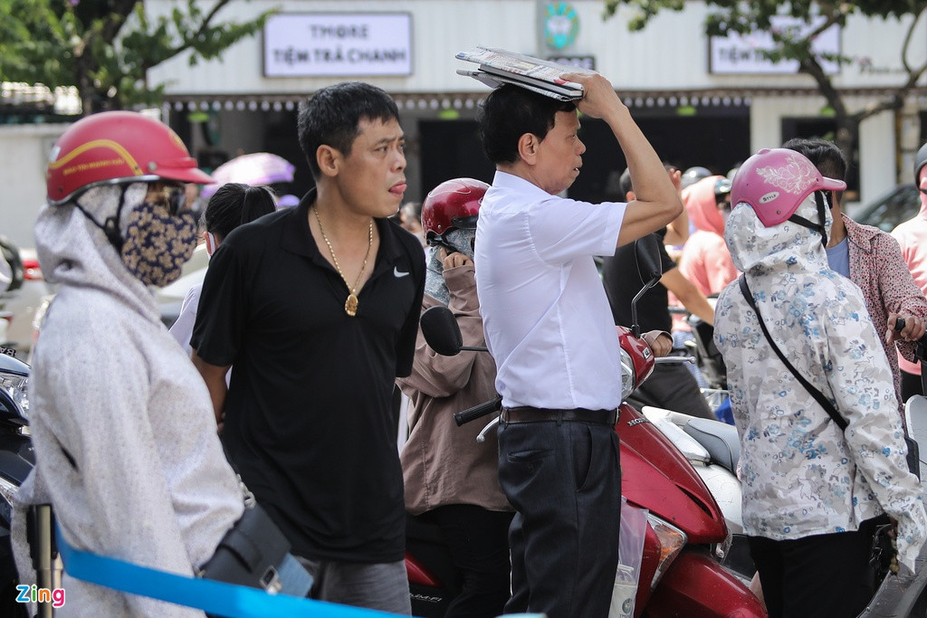 Phụ huynh xếp hàng dài chờ đợi. Ngày 21/5, chỉ số tia UV ở Hà Nội khoảng 8-10, ứng với mức ảnh hưởng nguy cơ gây hại từ cao đến rất cao đối với cơ thể con người khi tiếp xúc ánh nắng trực tiếp.