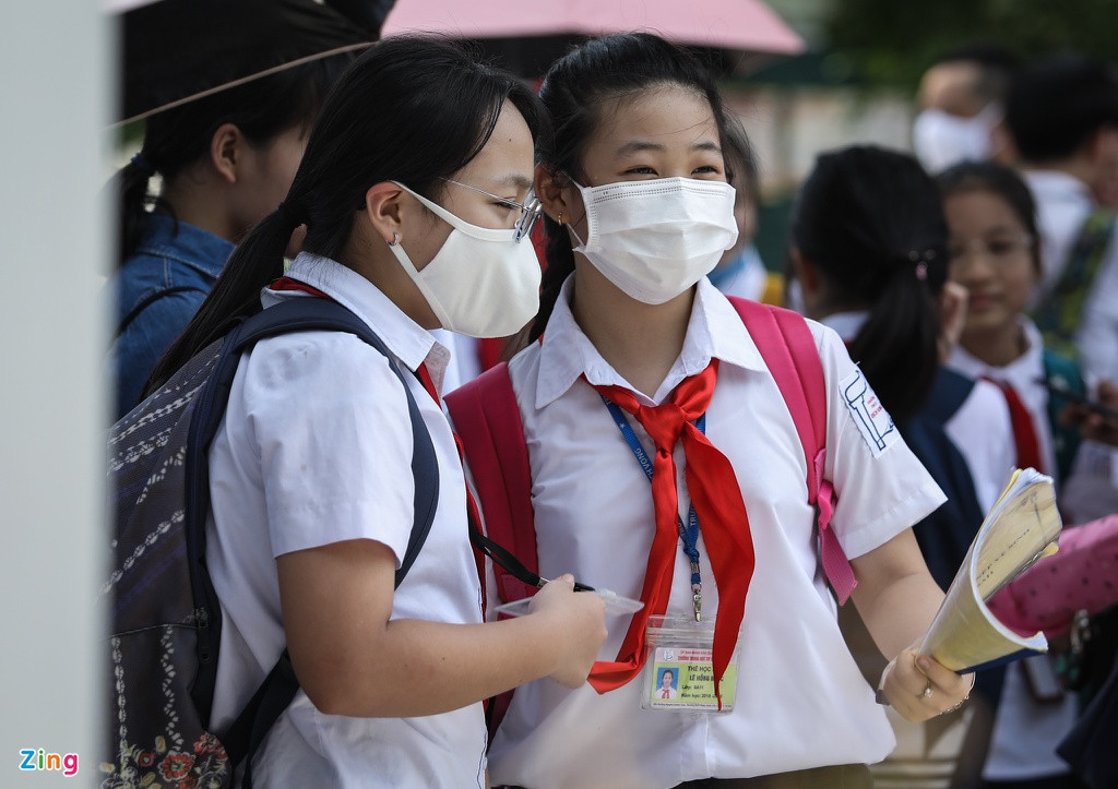 Một số khác tận dụng sổ, sách để quạt cho mát trong lúc đợi người nhà tới đón.