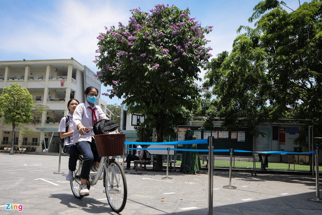 Khác với mọi năm, khi hoa phượng và bằng lăng khoe sắc, học sinh được nghỉ hè. Năm nay, do ảnh hưởng Covid-19, học sinh quay lại trường vào tháng 5, học tập vào những ngày hè nắng nóng. &gt;&gt;&gt; Xem thêm video: Nhiệt độ ngoài đường tại Hà Nội lên tới 55 độ C trong đợt nắng nóng kỷ lục ở miền Bắc