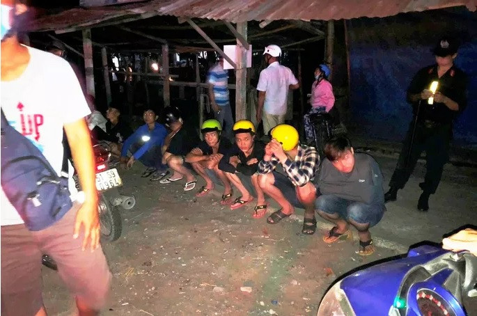 Video: “Quai xe” co tinh tong, Thieu ta CSGT gay chan, xuat huyet nao-Hinh-2