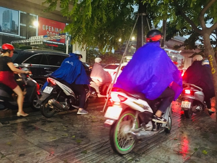 Trận mưa dông lớn ở Hà Nội ập đến vào thời điểm người dân trở trở về nhà sau ngày làm việc.