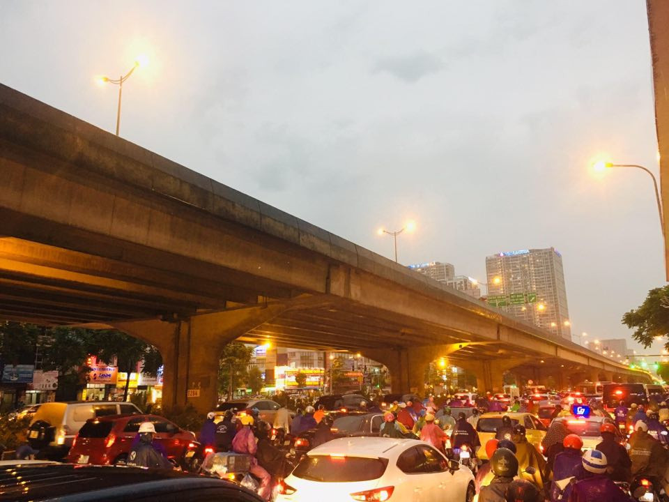 Trong cơn giông có khả năng xảy ra lốc, sét, mưa đá và gió giật mạnh. Nhiệt độ thấp nhất ở mức 22-25 độ.