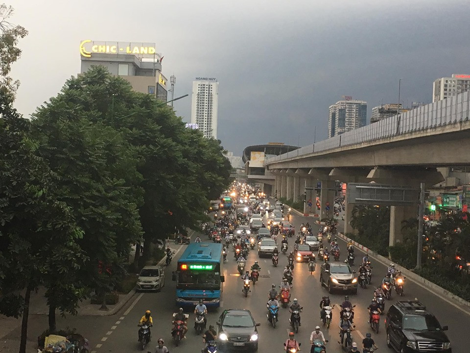 Khoảng 17h chiều nay 13/5, một trận mưa dông bất ngờ kéo đến đúng giờ tan làm, đường phố Hà Nội tối sầm do mây đen.