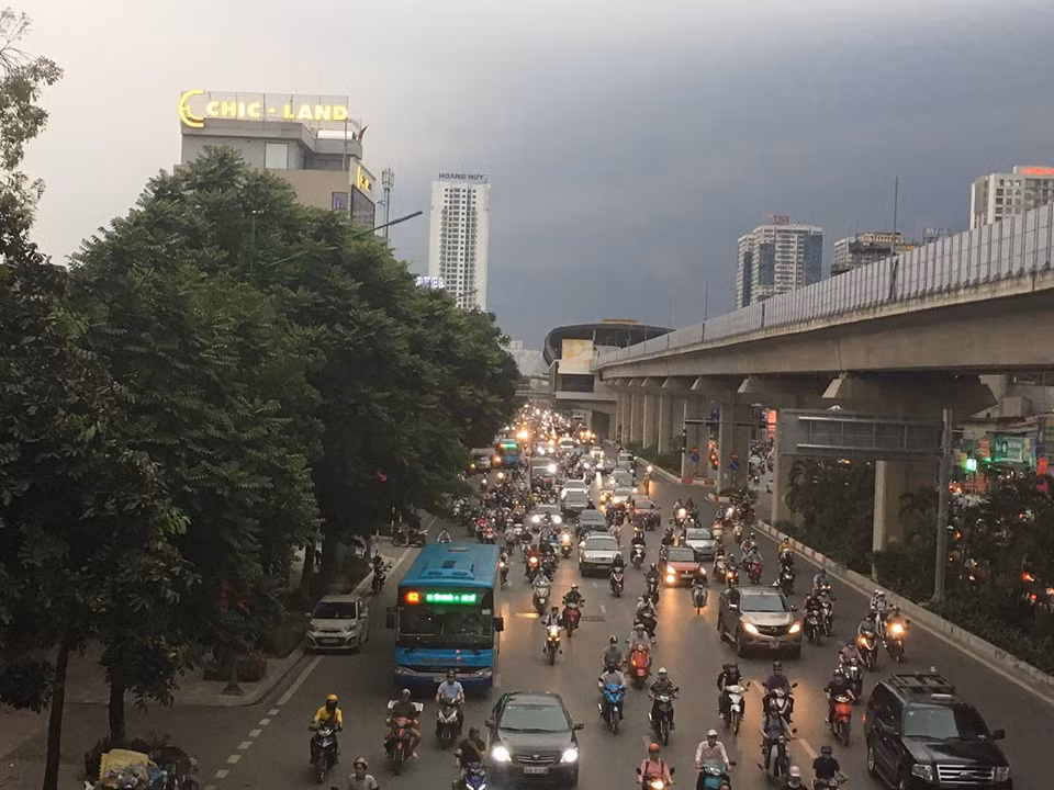 Khoảng 17h chiều nay 13/5, một trận mưa dông bất ngờ kéo đến đúng giờ tan làm, đường phố Hà Nội tối sầm do mây đen.