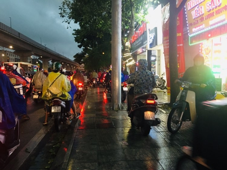 Đường phố Hà Nội tắc nghẽn vì mưa dông.