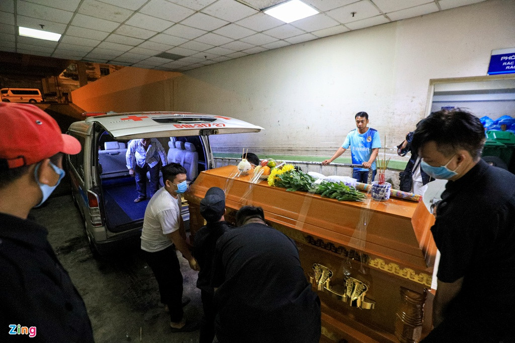 Theo các nhân viên làm việc tại nhà xác, đây là lần đầu tiên họ tiếp nhận nhiều thi thể cùng một lúc như vậy. Hơn 10 người tại đây phải làm việc liên tục từ chiều đến sáng hôm sau.