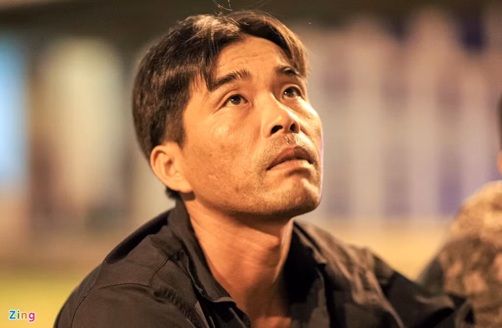 "Nghe tin sập tường ở khu công nghiệp tôi chạy ngay xe qua đó, tới nơi thì nhận tin ba đã mất. Mẹ tôi khóc ngất đi khi nhìn thấy thi thể ba. Bà kêu gào suốt mấy tiếng ở hiện trường. Xác ông được tìm thấy dưới đống gạch đá", anh Giảm người nhà nạn nhân kể.