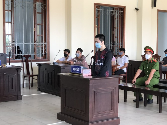 Nhan vien nha hang 5 sao bi dong nghiep dam tu vong