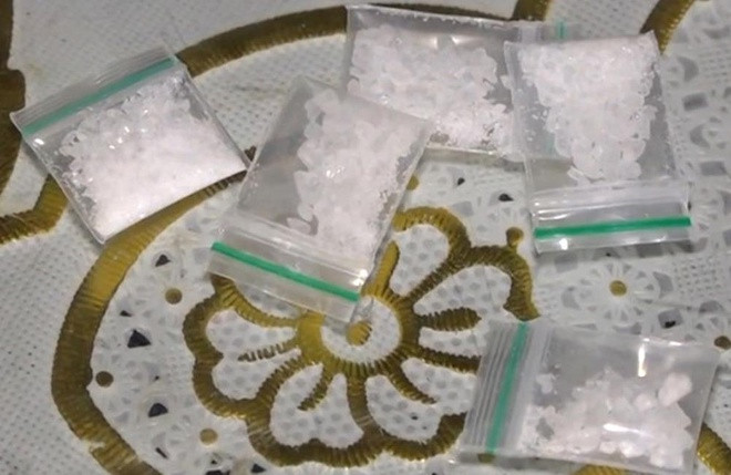 Rạng sáng ngày 28/2/2019, cảnh sát ập vào kiểm tra quán bar Gossip ở phường 5, TP Cà Mau. Tại đây, lực lượng chức năng thu giữ 59 viên thuốc lắc, 56 gói nylon chứa ma túy đá... Sau khi kiểm tra nhanh 149 người tại đây, cơ quan chức năng phát hiện trên 90 người dương tính với ma túy, trong đó có thiếu úy Cảnh.