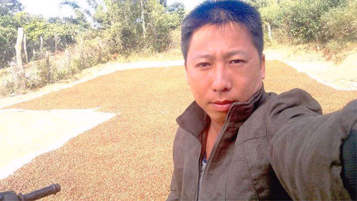 Được biết, Đại úy Nguyễn Tuấn Phúc công tác ở Phòng Cảnh sát điều tra tội phạm về ma túy (PC04) Công an Bình Thuận, có dấu hiệu nghiện ma túy từ lâu và đã bị đơn vị theo dõi. Đại diện Công an tỉnh Bình Thuận cũng xác nhận sẽ tước quân tịch nếu anh em trong ngành vi phạm.