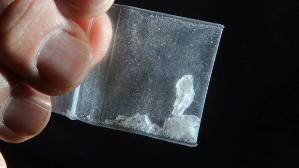 Cụ thể, tối 6/1/2019, Đại úy Nguyễn Tuấn Phúc cùng một bạn nghiện đến khách sạn tại đường Thủ Khoa Huân (phường Phú Thủy) để sử dụng ma túy đá. Nhận được thông tin, lực lượng PC04 đã ập vào bắt quả tang Phúc và bạn nghiện.