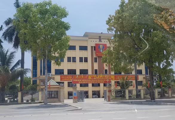 Trong nhóm này có Nguyễn Tất Thắng, công tác tại đội CSGT số 2 Phòng CSGT Công an tỉnh Thanh Hóa. Được biết trước đó Thắng xin nghỉ phép, đến tối 20/5 thì bị công an phát hiện, bắt giữ khi đang cùng nhiều nghi phạm sử dụng ma túy.