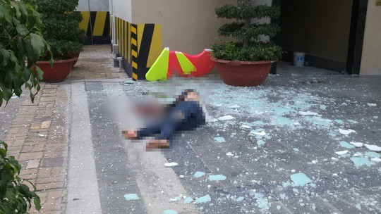  Thanh niên tử vong nằm giữa đường với nhiều vết thương: Danh tính người tử vong được xác định là Nguyễn Hoài Phương (28 tuổi, ngụ ấp Bà Bèo, xã Lương Thế Trân) là nhân viên 1 công ty thủy sản ở TP Cà Mau. Trước đó, vào rạng sáng ngày 19/7 người dân đi đường phát hiện 1 người thanh niên tử vong nằm giữa đường (đoạn qua Khu công nghiệp Hòa Trung, xã Lương Thế Trân, huyện Cái Nước, Cà Mau). Trên người có nhiều vết thương, trong đó, có những vết thương nghiêm trọng ở cổ, đầu. 