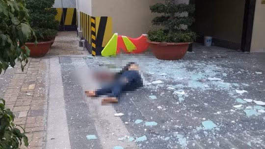  Thanh niên tử vong nằm giữa đường với nhiều vết thương: Danh tính người tử vong được xác định là Nguyễn Hoài Phương (28 tuổi, ngụ ấp Bà Bèo, xã Lương Thế Trân) là nhân viên 1 công ty thủy sản ở TP Cà Mau. Trước đó, vào rạng sáng ngày 19/7 người dân đi đường phát hiện 1 người thanh niên tử vong nằm giữa đường (đoạn qua Khu công nghiệp Hòa Trung, xã Lương Thế Trân, huyện Cái Nước, Cà Mau). Trên người có nhiều vết thương, trong đó, có những vết thương nghiêm trọng ở cổ, đầu. 