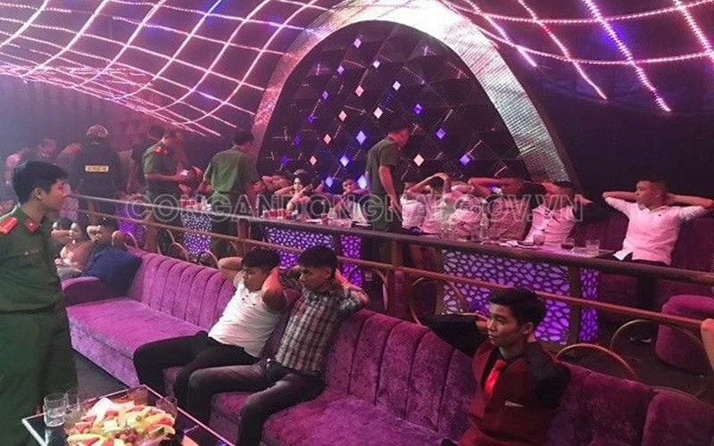  Phát hiện gần 100 người dương tính ma tuý trong quán bar: Khoảng 0h30 phút, ngày 19/7, lực lượng Phòng Cảnh sát điều tra tội phạm về ma túy Công an tỉnh Đồng Nai phối hợp với phòng Cảnh sát hình sự; Phòng Cảnh sát cơ động và Công an huyện Trảng Bom đã bất ngờ đột kích quán Bar, karaoke Romance tại xã Quảng Tiến, huyện Trảng Bom (Đồng Nai). Qua kiểm tra thực tế phía trong quán bar Romance, lực lượng công an đã phát hiện hơn 260 đối tượng đang vui chơi, nhảy nhót trong tiếng nhạc lớn; trong đó có nhiều bàn gồm cả nam và nữ đang sử dụng trái phép chất ma túy; nhiều đối tượng có biểu hiện phê ma túy tổng hợp. 