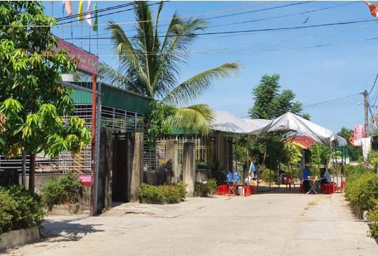  Người đàn ông tử vong bất thường trên giường ngủ: Ngày 19/7, Công an TP Hà Tĩnh (Hà Tĩnh) cho biết, cơ quan cảnh sát điều tra của đơn vị này đang vào cuộc để làm rõ nguyên nhân người đàn ông tử vong bất thường có vết thương trên cơ thể xảy ra tại xã Thạch Hưng. Nạn nhân được xác định là ông Nguyễn Đình H. (SN 1979, thôn Trung Hưng, xã Thạch Hưng). Khoảng 5h ngày 18/7, chị Nguyễn Thị L. (vợ ông H.) dậy đi chợ. Khi vào phòng gọi ông H., chị L. hoảng hốt phát hiện ông này nằm bất động bên vũng máu; trên bụng nạn nhân găm một con dao.