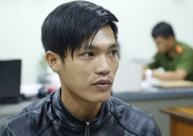  Mâu thuẫn từ chiếc loa kẹo kéo, 2 người bị đâm nguy kịch: Khoảng 18h ngày 15/7, Quốc cùng 3 người bạn đến một quán nhậu thuộc phường Phú Mỹ, TP Thủ Dầu Một. Tại đây, một người bán hàng rong bằng loa kẹo kéo đến mời và Quốc đã xin hát 1 bài. Trong lúc Quốc hát thì Mai Chí Phương (35 tuổi, ngụ Hậu Giang) cũng đang nhậu trong quán đến xoay loa kẹo kéo ra hướng khác dẫn đến mâu thuẫn. Tức giận, Quốc cầm kéo đâm Phương và người bạn của Phương trọng thương. Cả hai nạn nhân được người dân đưa đến bệnh viện cấp cứu trong tình trạng nguy kịch. Gây án xong, Quốc bỏ trốn khỏi hiện trường.