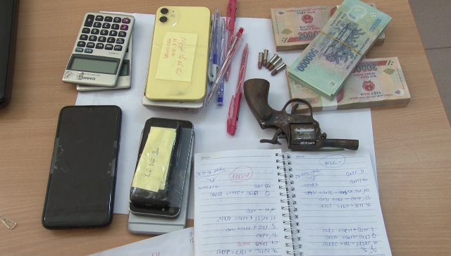 Sau thời gian tích cực vào cuộc điều tra, ngày 9/7, Phòng Cảnh sát hình sự bắt giữ khẩn cấp Thư và Quy; tạm giữ 1 khẩu súng tự chế, 5 viên đạn, 90 triệu đồng, 6 tờ tịch đề. Mở rộng điều tra, lực lượng công an đã bắt giữ thêm Sương, Hòa vì liên quan đến hoạt động đường dây đánh bạc và tổ chức đánh bạc dưới hình thức ghi số đề này.