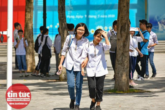 Tuyen sinh vao lop 10 Ha Noi: Thi sinh tuoi cuoi khi ra khoi phong-Hinh-5