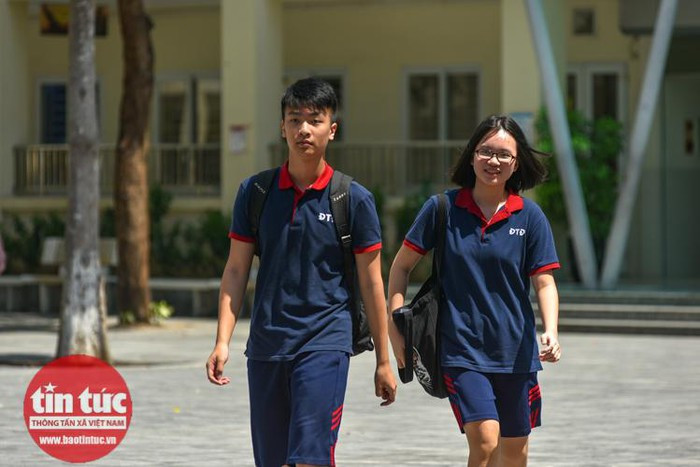 Tuyen sinh vao lop 10 Ha Noi: Thi sinh tuoi cuoi khi ra khoi phong-Hinh-7