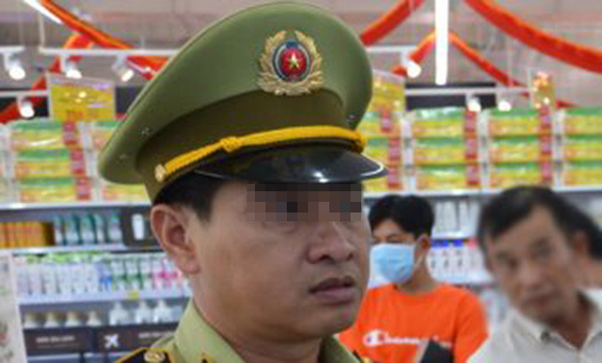 Theo đơn tố cáo, hơn một năm qua, ông Hiếu và bà H. đã có mối quan hệ như vợ chồng khiến cuộc hôn nhân giữa ông T. và vợ rạn nứt, dẫn đến ly hôn. Theo ông T, ông Hiếu đã vi phạm Luật hôn nhân gia đình và vi phạm những điều đảng viên không được làm. 