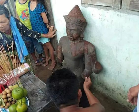 Nhieu nguoi keo nhau di… lay buc tuong da gay tay, chan-Hinh-3