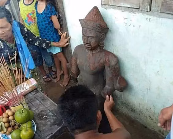 Nhieu nguoi keo nhau di… lay buc tuong da gay tay, chan-Hinh-3