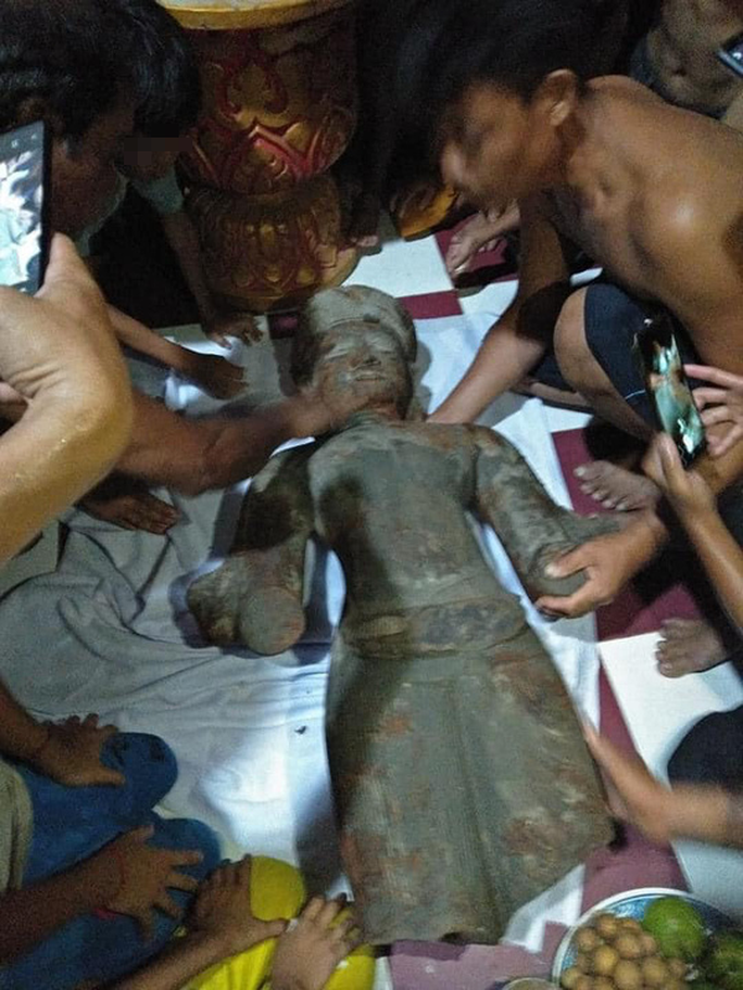 Nhieu nguoi keo nhau di… lay buc tuong da gay tay, chan-Hinh-2