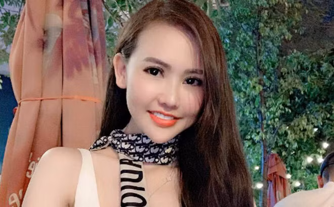 Hai cô gái được xác định là N.D.L., SN 1993, trú tại quận Thanh Xuân (Hà Nội), là nhân viên của một spa và N.T.G., SN 1993, trú tại Hạ Long, Quảng Ninh. Hai cô gái khai nhận được Cúc môi giới bán dâm với giá 20 triệu đồng/người. Mỗi người sẽ phải cắt lại cho Cúc 7 triệu đồng tiền môi giới. Giá bán dâm của các cô gái trong đường dây của Cúc từ 7-15 triệu đồng, nếu đi tỉnh bán dâm thì có giá cả chục ngàn USD. Ngoài ra, Cúc còn tổ chức các sex tour dài ngày cho các đại gia có nhu cầu, điều "hàng" vào các tỉnh phía Nam. 