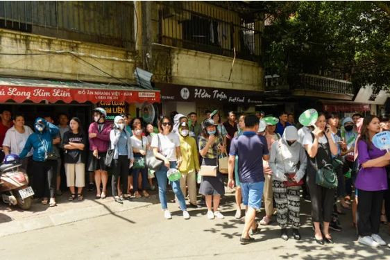 Nhiều phụ huynh ngóng con từ bên ngoài trường thi với tâm trạng lo lắng. (Ảnh: Gia Đình và Xã Hội). 