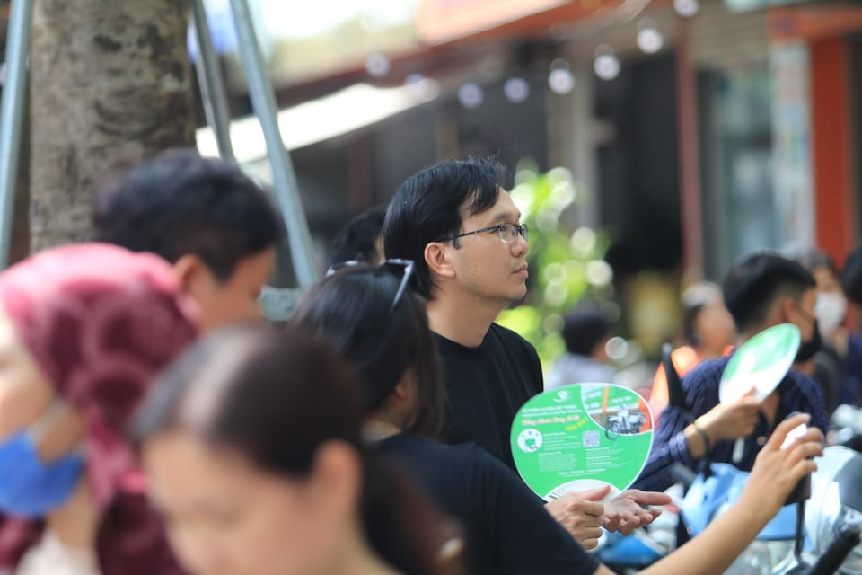 Sự căng thẳng hiện rõ trên khuôn mặt của các phụ huynh. (Ảnh: Báo Tin Tức).