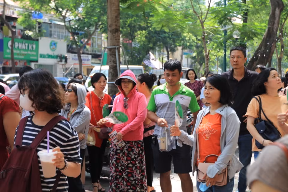 Phu huynh “doi nang” thap thom cho con ben ngoai phong thi