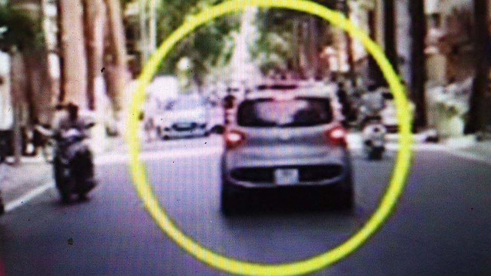 Video: Tai xe o to hat cong an len nap capo xe roi bo chay o Ha Noi