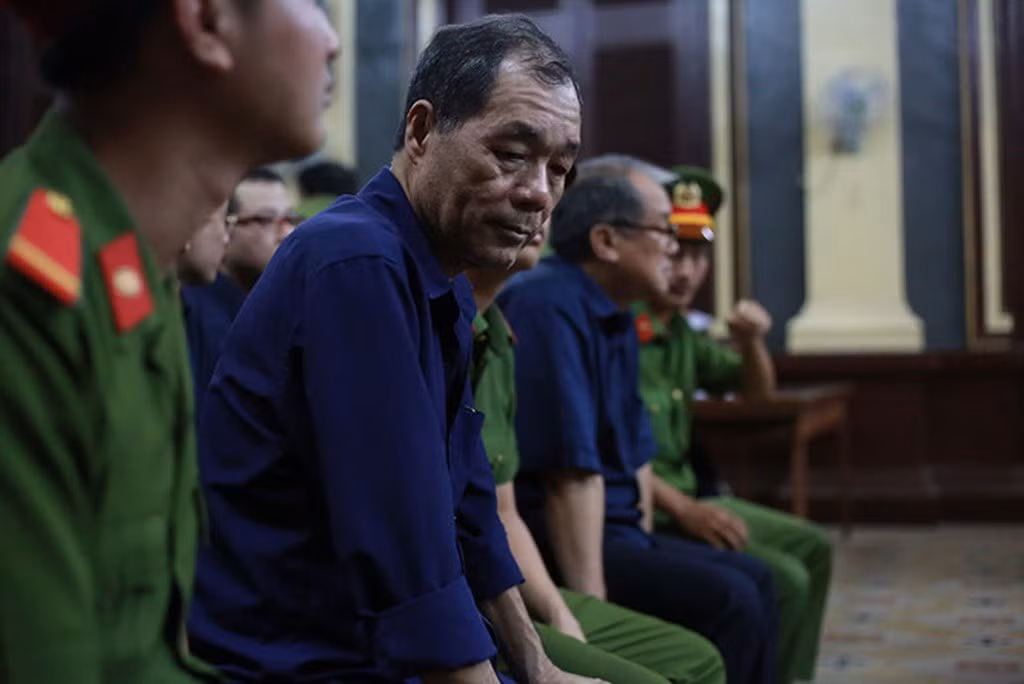 Ông Bê thừa nhận khi làm việc với cơ quan điều tra mới biết hành vi của mình là sai phạm. Ông không biết các tài sản này đã được Cường thế chấp cho ngân hàng khác. Lúc cho vay chỉ nghĩ khách hàng có tài sản đủ đảm bảo cho khoản vay, nên ông đã ký duyệt dù 23 giấy chứng nhận QSDĐ vẫn là đất nông nghiệp, chưa công chứng, đăng ký giao dịch bảo đảm...