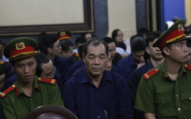 Ông cũng thừa nhận việc cho công ty của Cường vay không đúng quy định, chủ yếu do mình cùng Phan Huy Khang (nguyên Tổng giám đốc Ngân hàng Phương Nam) và Nguyễn Thị Xuân Trang bàn bạc và quyết định. Các nhân viên khác chỉ làm theo chỉ đạo. Xem thêm video: Trầm Bê xin giảm hình phạt vì thiếu hiểu biết. Nguồn: VTC 1.