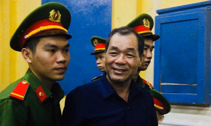 Đến tháng 4/2008, Cường mang bản photo khu đất này đến gặp Trầm Bê đề nghị vay tiền, được chấp thuận với điều kiện có đủ hồ sơ, tài sản thế chấp. Lấy lý do cần làm thủ tục sang tên khu đất cho công ty của mình nên Cường làm đơn gửi Agribank xin mượn lại 23 sổ đỏ rồi mang đến Ngân hàng Phương Nam làm thủ tục vay.