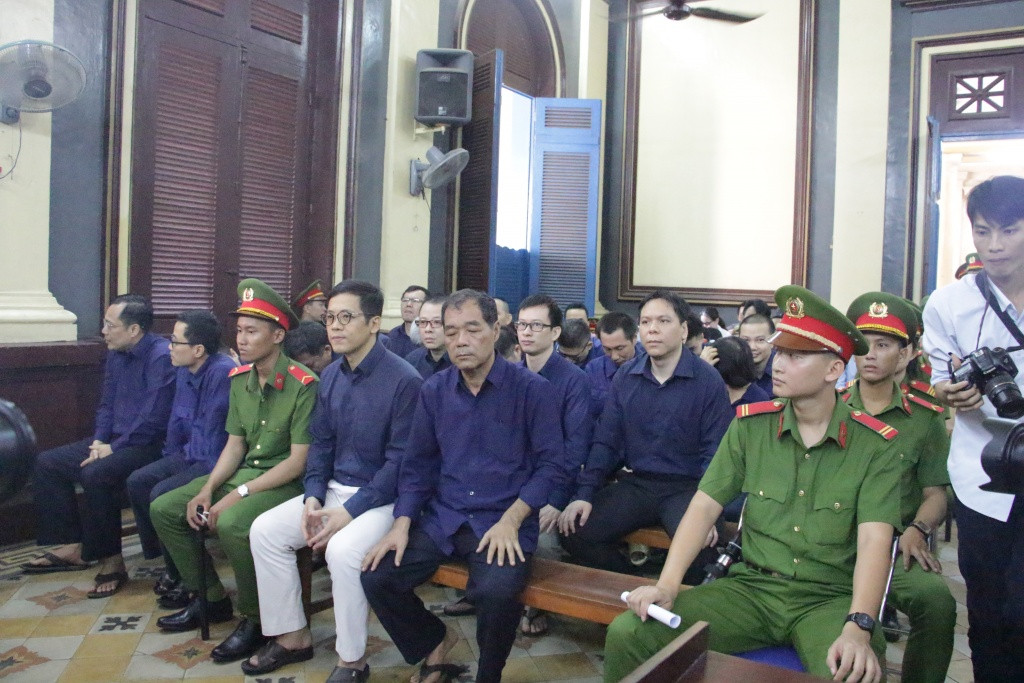 Phiên tòa do thẩm phán Nguyễn Thị Hà (Phó chánh toà Hình sự) làm chủ toạ. HĐXX còn có thẩm phán Trần Minh Châu và 3 hội thẩm nhân dân. Ba kiểm sát viên đại diện VKSND TP HCM tham gia phiên toà gồm bà Đoàn Thị Xuân Mai, ông Trương Bảo Ngọc và Võ Đức Trí. Hiện, ông Bê thi hành bản án 4 năm tù về tội Cố ý làm trái quy định của nhà nước trong quản lý kinh tế gây hậu quả nghiêm trọng vì giúp sức cho Phạm Công Danh gây thiệt hại cho VNCB khoảng 1.800 tỷ đồng.