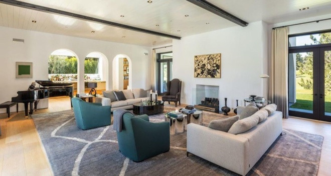 Phòng khách sang trọng, thoáng đãng, mang phong cách cởi mở với những khung cửa đem đến cảnh sắc hồ bơi, sân vườn xanh mát. 