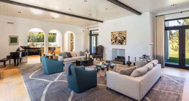 Phòng khách sang trọng, thoáng đãng, mang phong cách cởi mở với những khung cửa đem đến cảnh sắc hồ bơi, sân vườn xanh mát. 