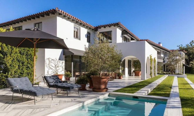 Căn biệt thự có diện tích lên đến hơn 1.100 m2 với 7 phòng ngủ và 9 phòng tắm, mang phong cách kiến trúc Địa Trung Hải truyền thống pha lẫn với những đường nét hiện đại. 