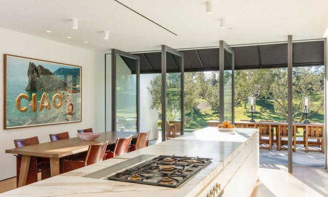 Nhà bếp rộng rãi, nổi bật với những trang thiết bị nấu nướng hiện đại cùng các mặt bàn bằng đá cẩm thạch bóng loáng. Không gian này được tích hợp với một khu vực ăn uống nhỏ nhắn.