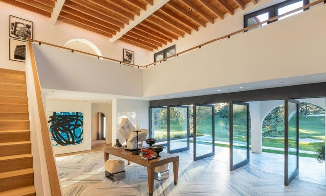 Tiền sảnh sáng sủa, không cầu kỳ, nổi bật với trần nhà cao, các dầm gỗ, cùng sàn nhà có hoa văn độc đáo.