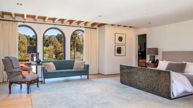 Có 2 phòng ngủ chính cho gia chủ và 5 phòng còn lại dùng để tiếp đón khách khứa đến ở lại. Các phòng ngủ chính rộng lớn, bên trong được tích hợp với một phòng tắm và một phòng chứa quần áo.