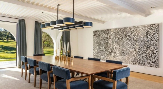 Phòng ăn chính trang trọng, thanh lịch với điểm nhấn là bộ ghế ngồi cùng chiếc đèn chùm đều mang màu xanh navy quý phái.