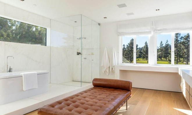 Các phòng tắm sang trọng, được trang bị đầy đủ tiện nghi cao cấp cần thiết.