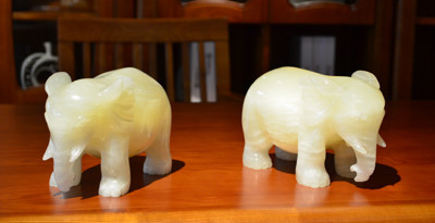 Nếu cửa sổ của nhà bạn nhìn ra hồ, đầm, sông, biển... thì nên đặt một bức tượng voi phong thủy vào cạnh cửa sổ, quay vòi voi hướng ra ngoài cửa sổ để giúp tài lộc.